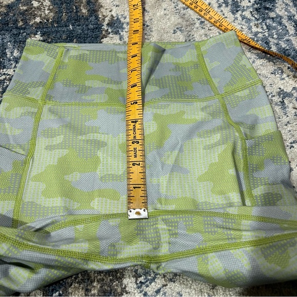 NWT Fabletics Grey Pin Dot Camo Motion365 High-Waisted 7/8 Leggings Size XS - Picture 10 of 11